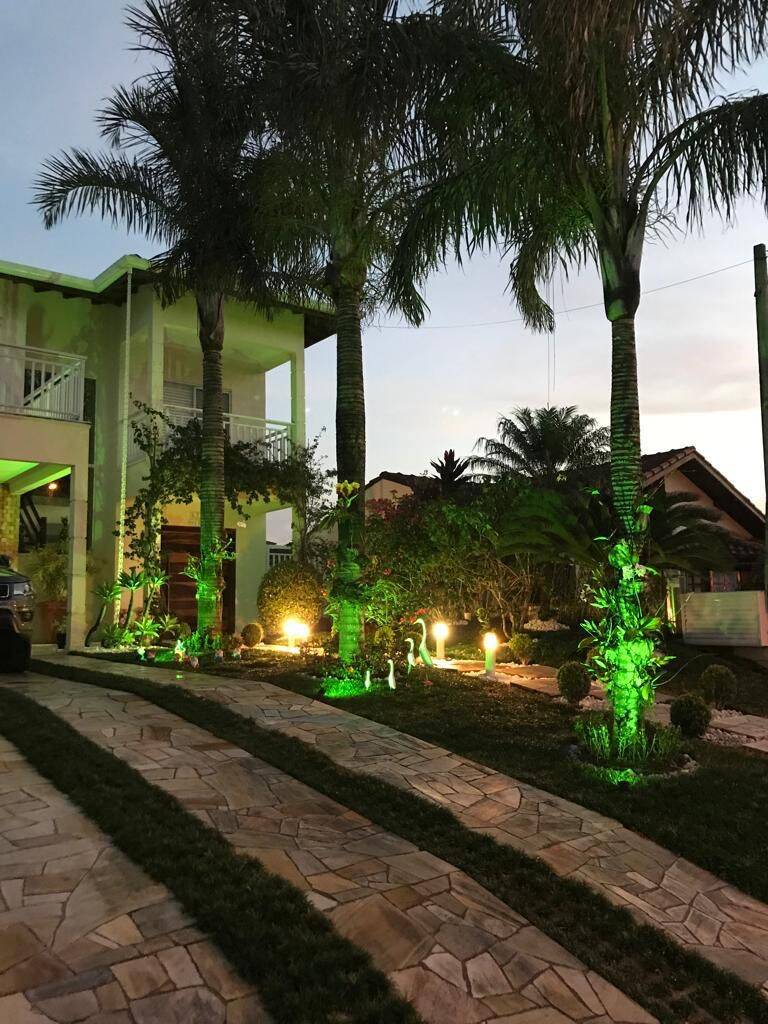 Casa à venda com 5 quartos, 320m² - Foto 1